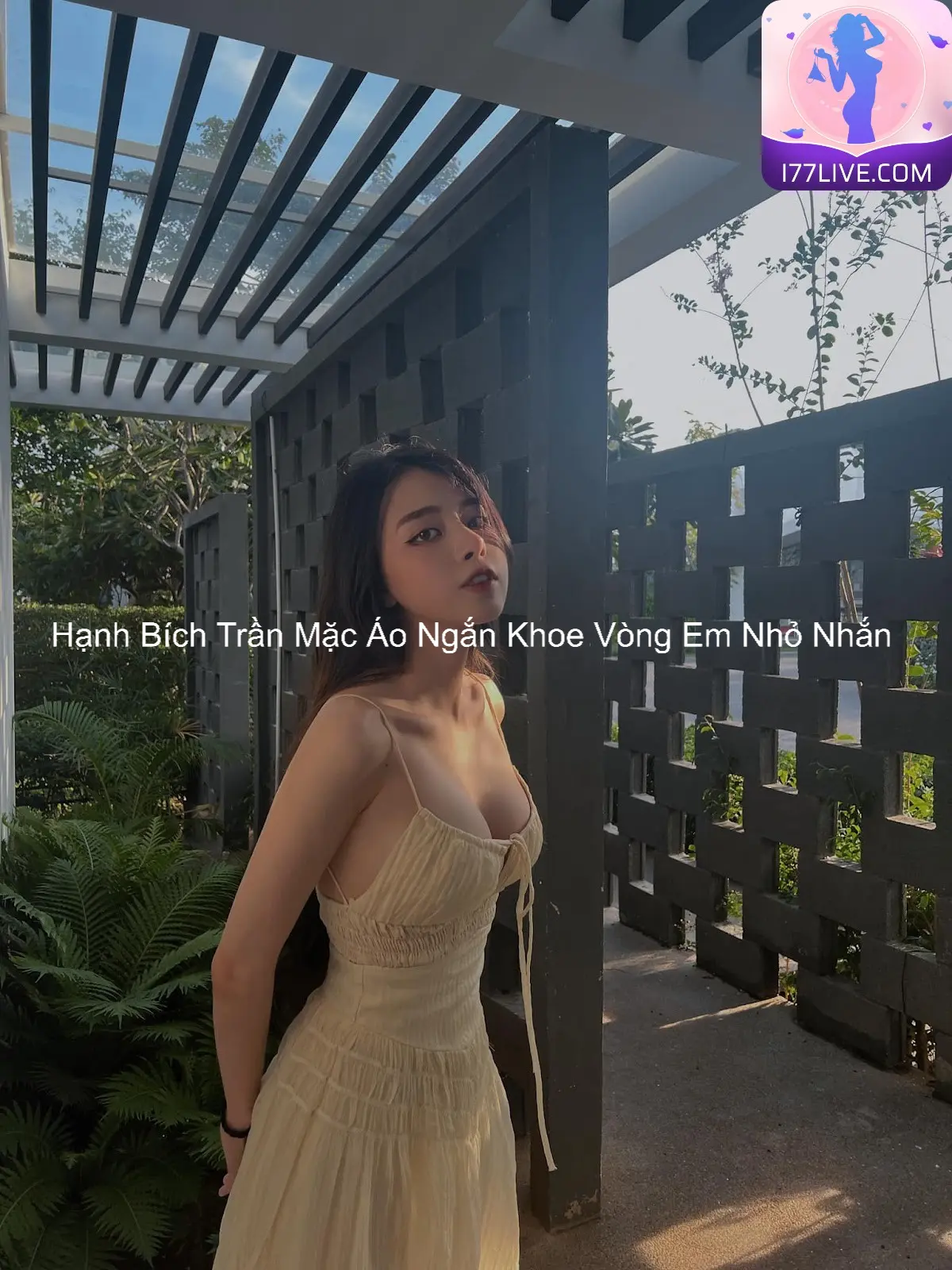 Hạnh Bích Trần Mặc Áo Ngắn Khoe Vòng Em Nhỏ Nhắn 8