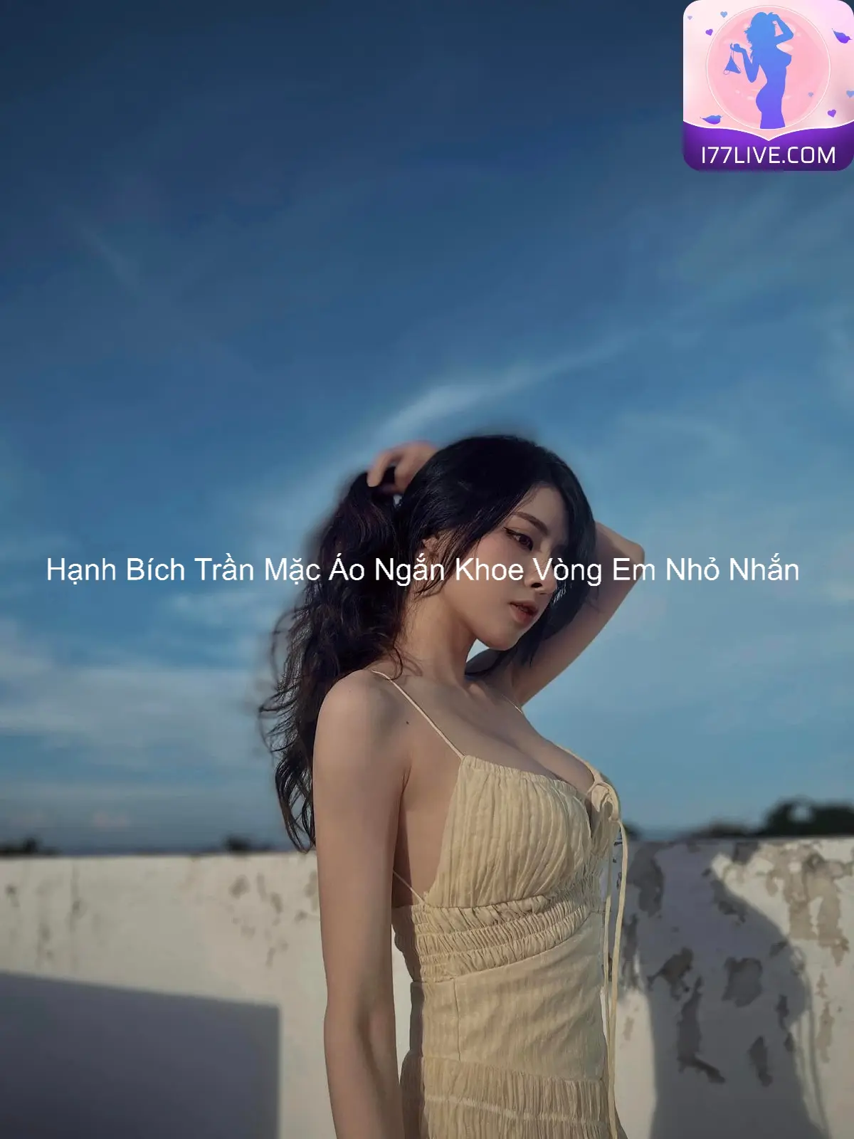 Hạnh Bích Trần Mặc Áo Ngắn Khoe Vòng Em Nhỏ Nhắn 7