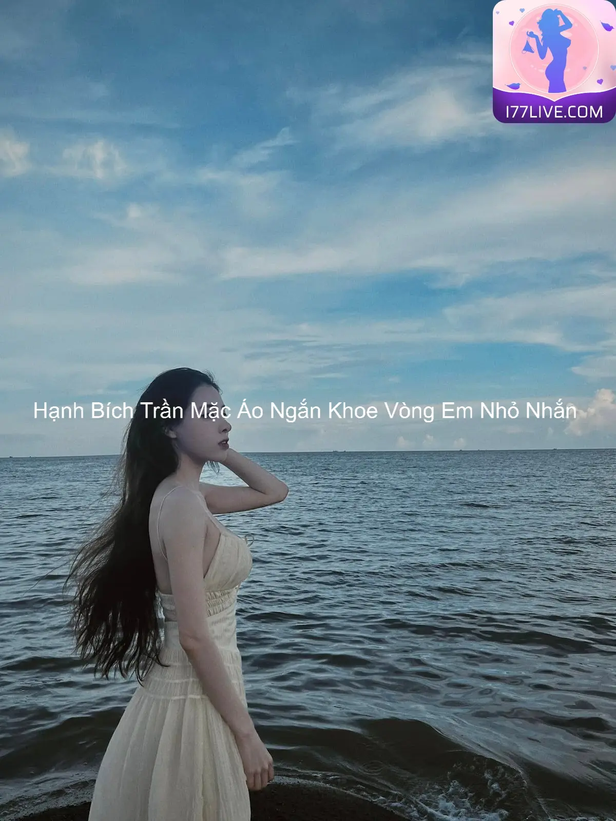 Hạnh Bích Trần Mặc Áo Ngắn Khoe Vòng Em Nhỏ Nhắn 6